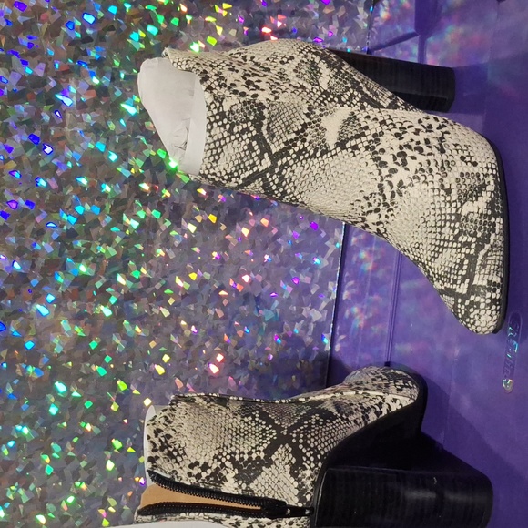 Charlotte Russe Qupid stoneblack snake PU 8.5 booties NIB mint - Picture 6 of 12